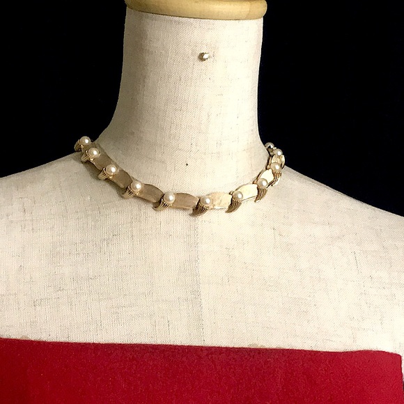 🖤Vtg Crown Trifari gold & pearl choker necklace
